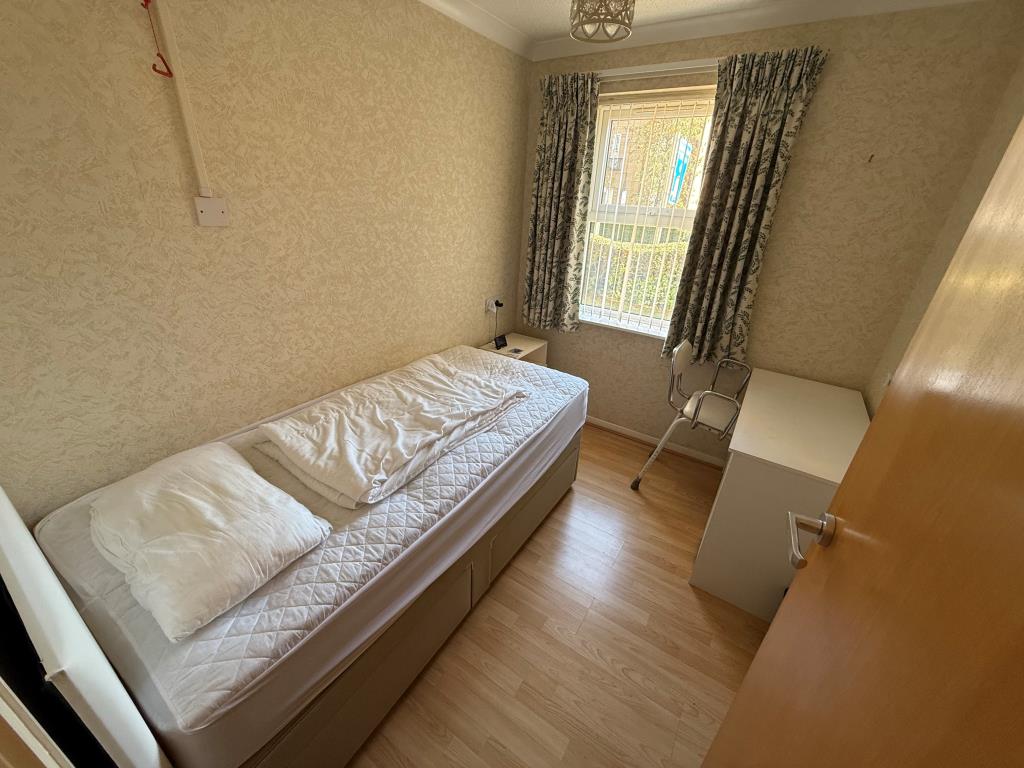 Lot: 128 - TWO-BEDROOM GROUND FLOOR RETIREMENT FLAT - Second bedroom with window and single bed